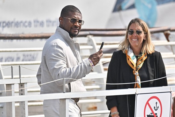 Usher At Venice Airport - Italy Usher arriving at Venice airport ahead of Jeff Bezos wedding in Venice on June, 26, 2025. Photo by Julien Reynaud/APS-Medias/ABACAPRESS.COM Venice Italy PUBLICATIONxNOT ...