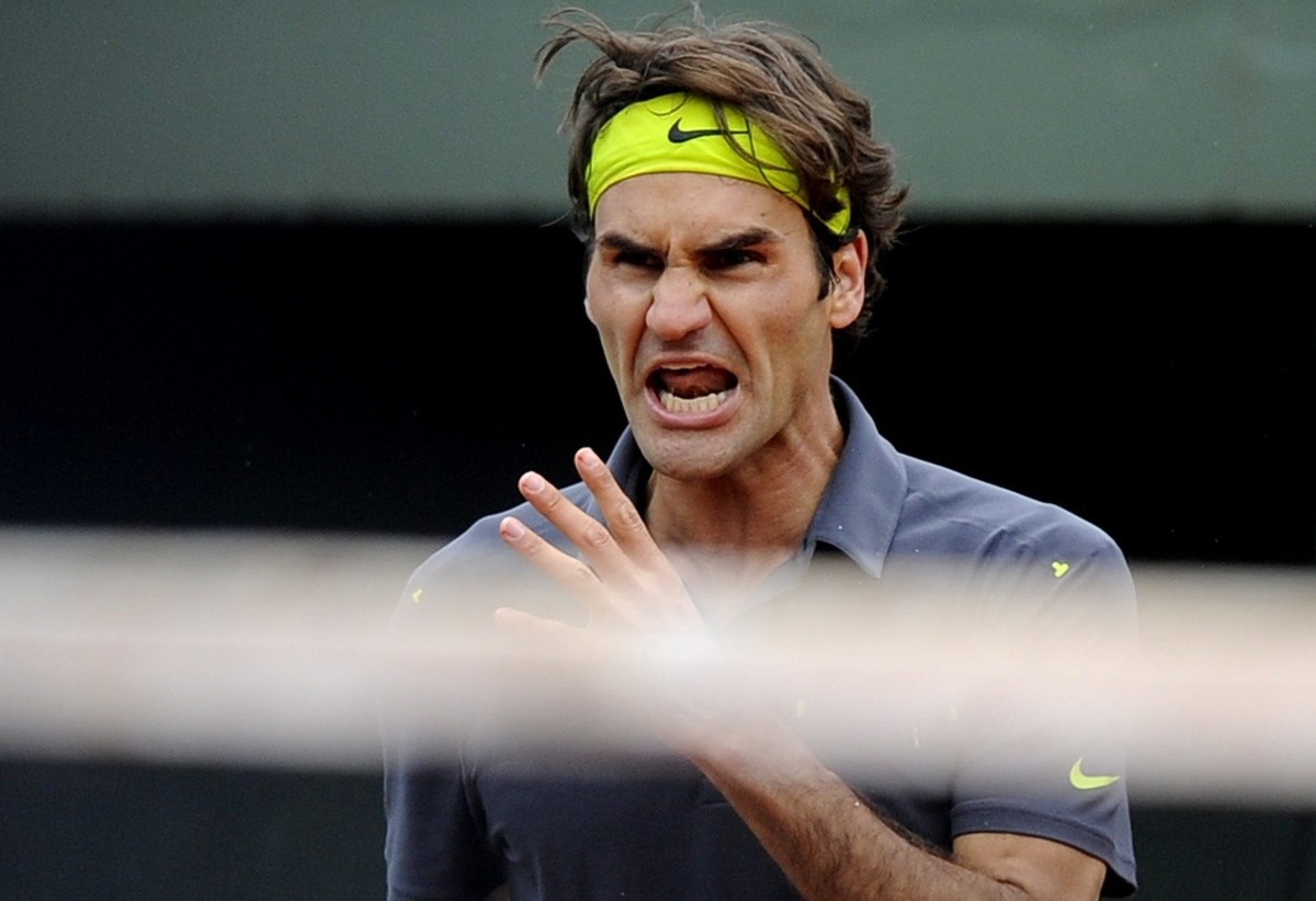 epa03250326 Roger Federer of Switzerland reacts during his quarter final match against Juan Martin Del Potro of Argentin for the French Open tennis tournament at Roland Garros in Paris, France, 05 Jun ...