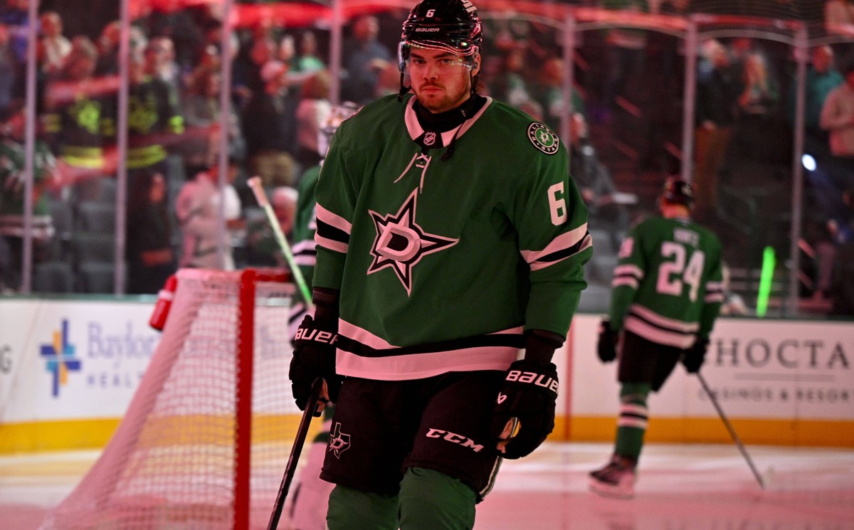 NHL, Eishockey Herren, USA Nashville Predators at Dallas Stars Dec 12, 2024 Dallas, Texas, USA Dallas Stars defenseman Lian Bichsel 6 takes the ice before he skates in his first career NHL game before ...