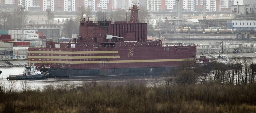 Erstes schwimmendes Atomkraftwerk legt von russischem Hafen ab