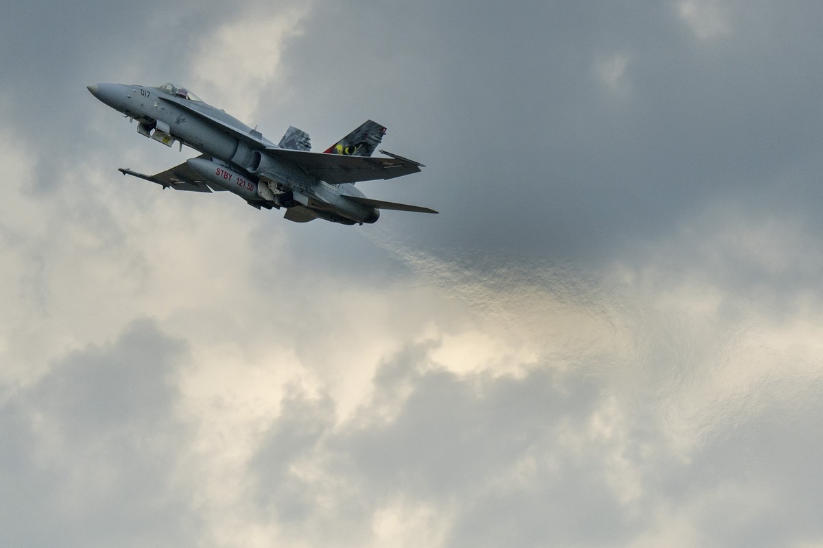 Ein Kampfflugzeug des.Typs F/A-18 startet bei der Armeeuebeung Alpha Uno, am Mittwoch, 5. Juni 2024, auf dem Autobahnabschnitt A1 in Payerne. Seit den 70er Jahren sperrt die Schweizer Luftwaffe Autoba ...
