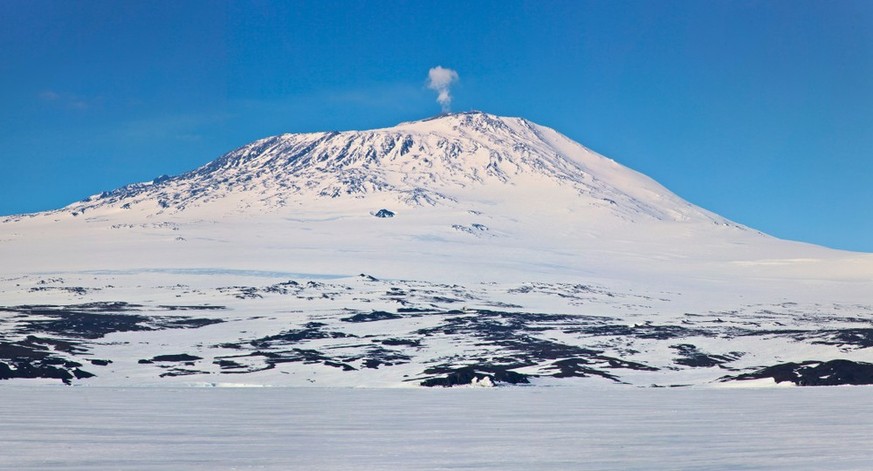 Dua titik ekstrem bertemu: gunung berapi Erebus di Antartika.
