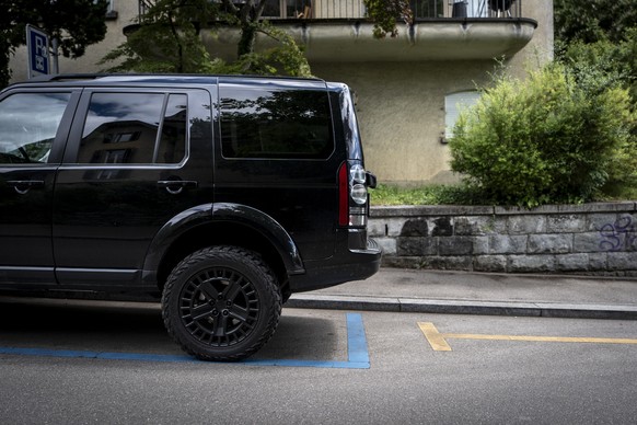 Ein parkierter Gelaendewagen (SUV) steht auf einem Parkplatz in der blauen Zone im Kreis 7 am Dienstag, 12. Mai 2026 in Zuerich Hirslanden. (KEYSTONE/Claudio Thoma)