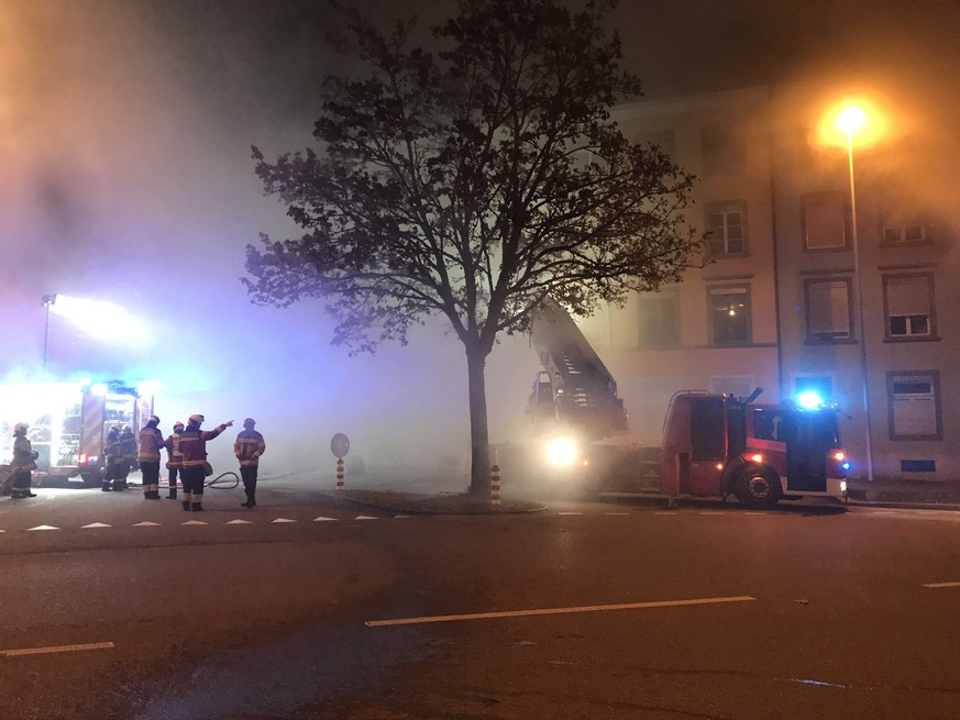 HANDOUT - Loescharbeiten der Feuerwehr nach dem Ausbruch eines Feuers in einem Mehrfamilienhaus in Solothurn am Montag, 26. November 2018. Gemaess Polizeiangaben wurden beim Brand sechs Hausbewohner g ...