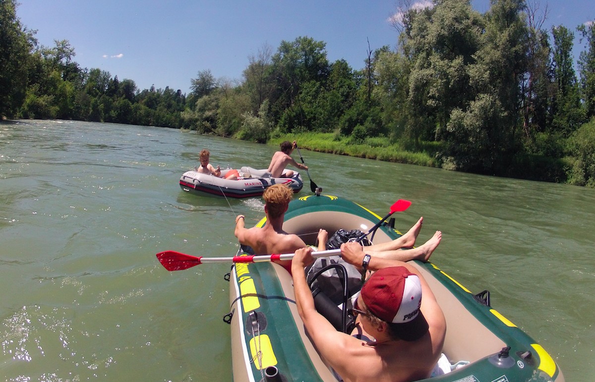 Böötlen auf der Limmat. Boote so zusammenhalten, ist nicht überall zu empfehlen, da muss der Streckenabschnitt dazu passen.
