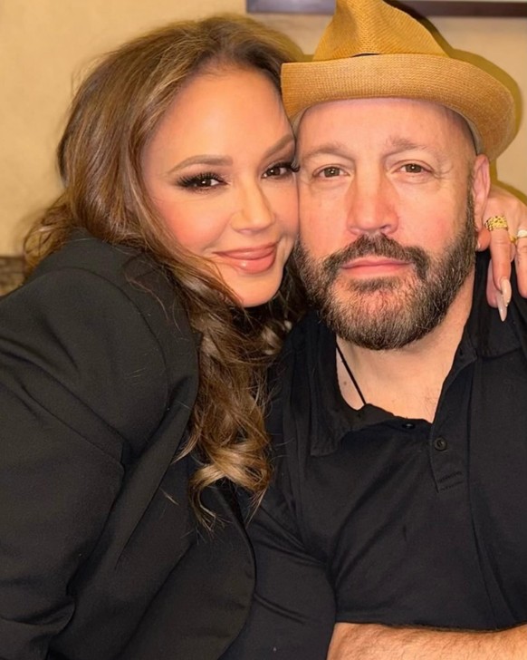 Leah Remini und Kevin James 

https://www.instagram.com/p/Cqlsqy_PxD6/