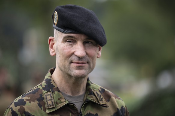 Thomas Suessli, Chef der Armee nach der Medienkonferenz ueber einen Bericht ueber die Staerkung der Verteidigungsfaehigkeit der Schweizer Armee auf einem Rundgang ueber das Ausstellungsgelaende