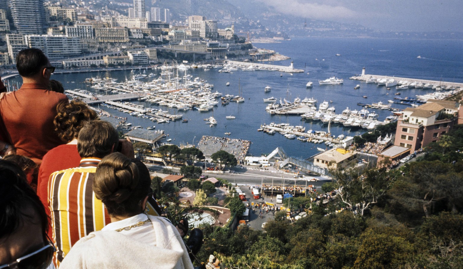 1973 Monaco GP MONTE CARLO, MONACO - JUNE 03: Fans watch from above the track, overlooking the Monaco harbour during the Monaco GP at Monte Carlo on June 03, 1973 in Monte Carlo, Monaco. PUBLICATIONxI ...