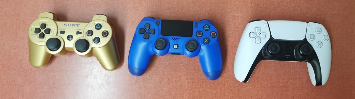 PS3-, PS4- und PS5-Controller der Reihe nach. Die Kreisfläche um die Knöpfe verflüchtigt sich, die Grösse nimmt dafür zu (und die Ähnlichkeit zu den X-Box-Controllern, würden böse Zungen jetzt behaupt ...