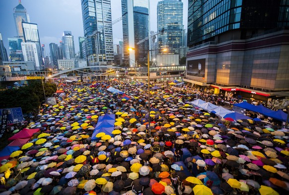 epa04466646 Pro-democracy protesters open their umbrellas for 87 seconds, marking the 87 rounds of tear gas that were fired by the Hong Kong police at unarmed student protesters in exactly the same lo ...