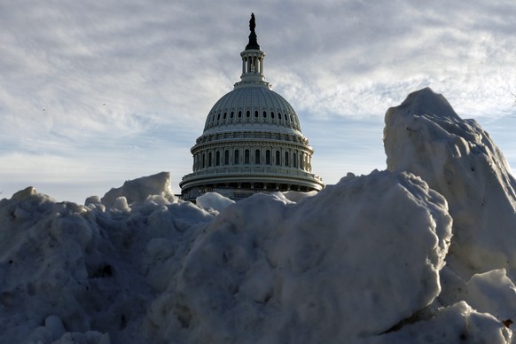 epaselect epa12691598 Snow piles up outside the US Capitol in Washington, DC, USA, 29 January 2026. EPA/WILL OLIVER