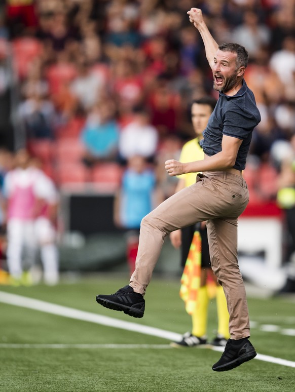 Joie de lÕentraineur ad interim du FC Basel Alex Frei, a l&#039;occasion du premier but lors de la rencontre de football de Super League entre Neuchatel Xamax FCS et FC Basel 1893 ce samedi 28 juillet ...