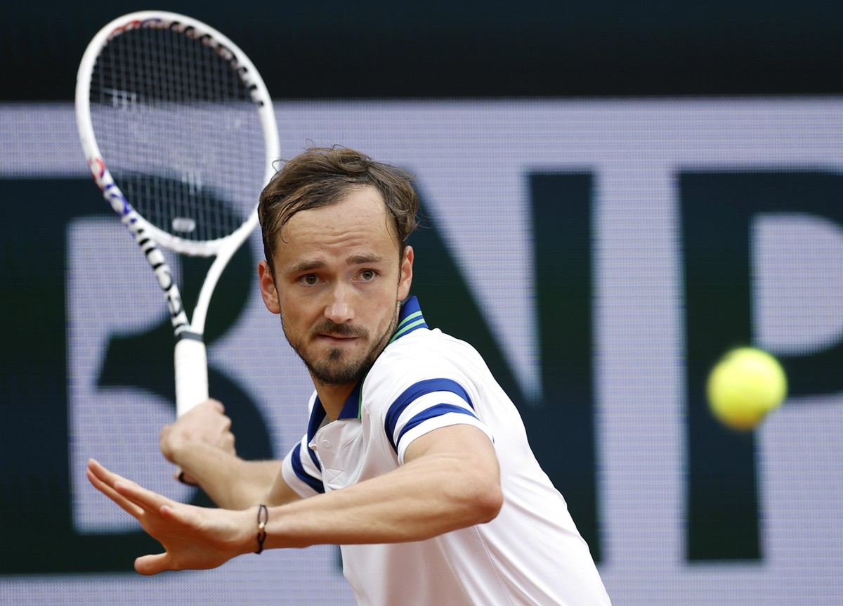 epa11379038 Daniil Medvedev in action during his Men's Singles 2nd round match against Miomir Kecmanovic of Serbia during the French Open Grand Slam tennis tournament at Roland Garros in Paris, F ...
