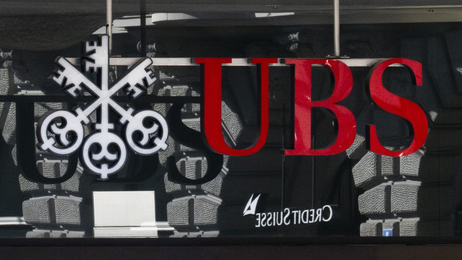 Blick auf die Logos der beiden Banken UBS und Credit Suisse auf dem Paradenplatz, aufgenommen am Freitag, 11. August 2023 in Zuerich. (KEYSTONE/Ennio Leanza)