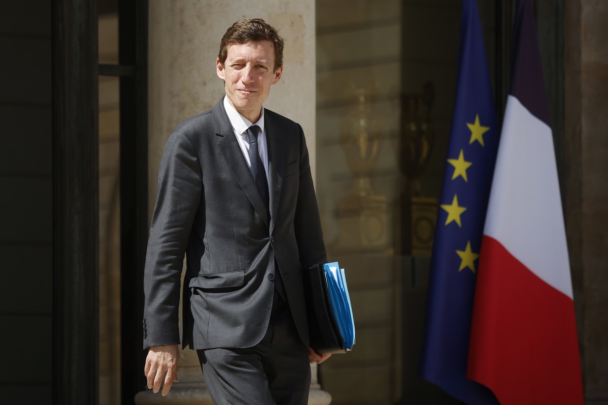 epa13060602 French Minister of Education Edouard Geffray leaves the Elysee Palace following the Cabinet meeting in Paris, France, 24 June 2026. EPA/YOAN VALAT