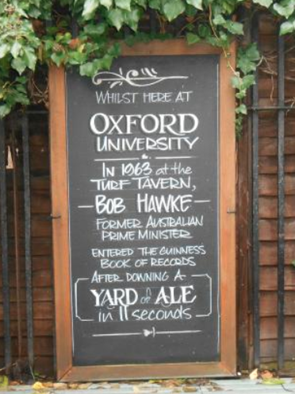 Die Gedenktafel in der Turf Tavern im englischen Oxford, wo sich Bob Hawke ins Guinness Buch trank.