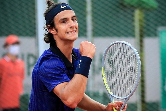 epa09245106 Lorenzo Musetti of Italy reacts during the 2nd round match against Yoshihito Nishioka of Japan at the French Open tennis tournament at Roland Garros in Paris, France, 03 June 2021. EPA/CHR ...