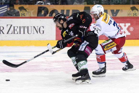 Berns Mark Arcobello, links, im Duell mit Klotens Patrick von Gunten im Eishockey Meisterschaftsspiel der National League zwischen dem SC Bern und dem EHC Kloten, am Dienstag, 19. Dezember 2017, in de ...