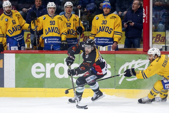 Berns Luca Hischier, links, im Kampf mit Davos Noah Schneeberger im Eishockey Meisterschaftsspiel der National League zwischen dem SC Bern und dem HC Davos, am Mittwoch, 28. Februar 2018, in der PostF ...