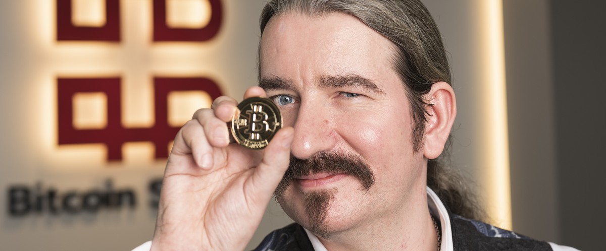 Niklas Nikolajsen und ein symbolisches Objekt der Begierde.
