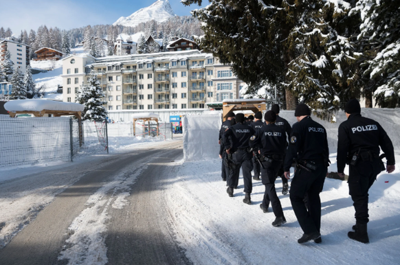 Polizisten und Polizistinnen im Einsatz am WEF in Davos. (Symbolbild)