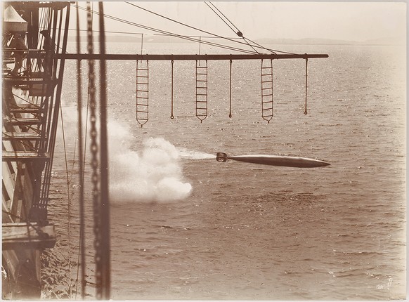 Abschuss eines Torpedos, um 1900. Fotograf unbekannt.&nbsp;