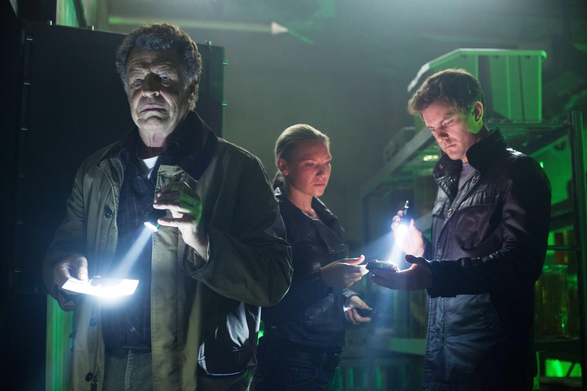 Joshua Jackson, John Noble, and Anna Torv in Fringe: Grenzfälle des FBI (2008)