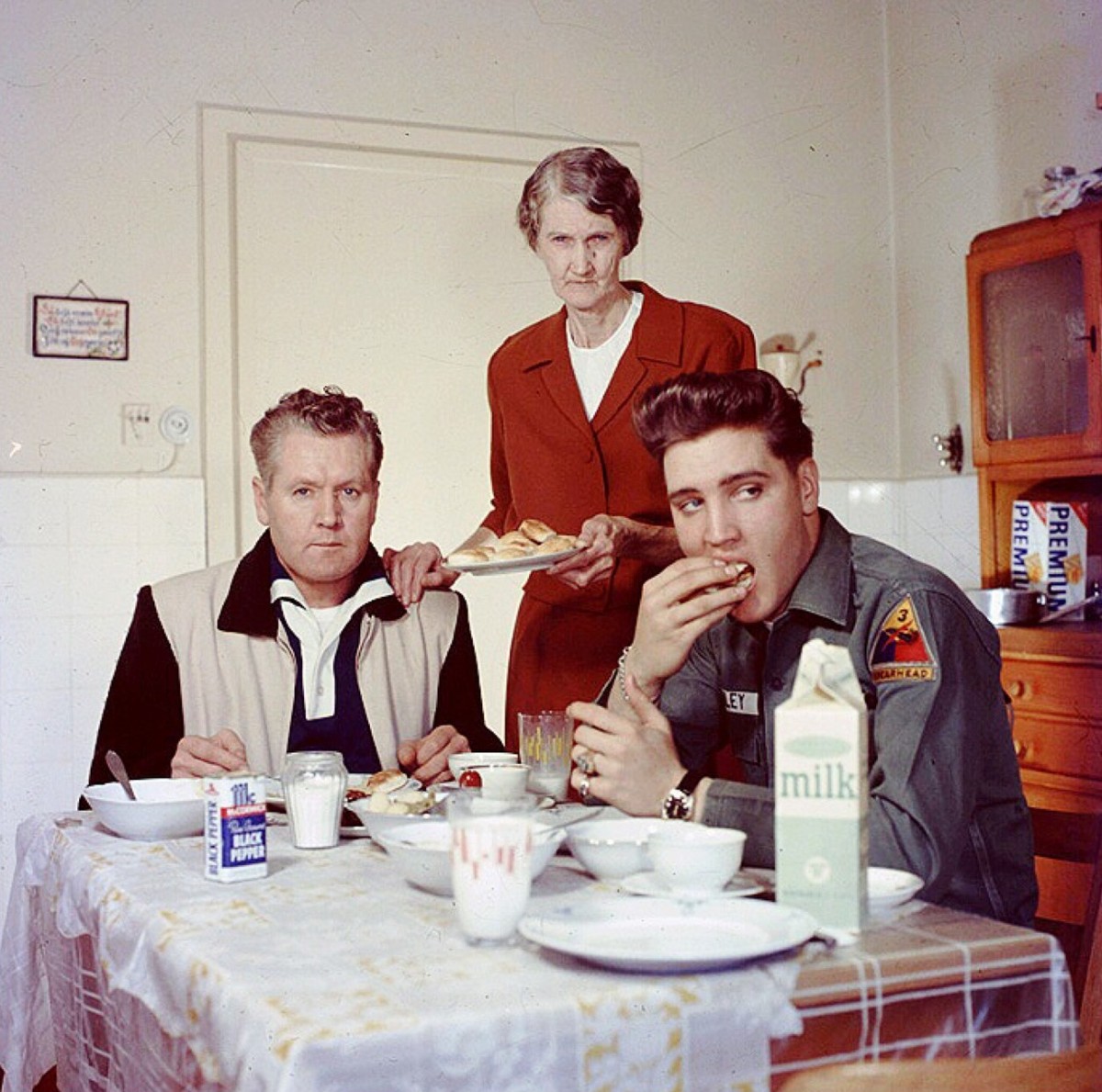 Zmorge bei den Presleys im 1959. Vater Vernon lässt sich von Grosi Minnie Mae bedienen. Übrigens: Letztere überlebte beide. Elvis verstarb 1977, Vernon 1979, Minnie Mae? 1980! http://www.gramunion.com ...