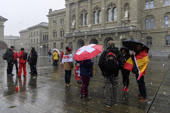 Menschen protestieren waehrend die Kundgebung der Gegner des Covid-19-Gesetzes, am Sonntag, 28. November 2021, auf dem Bundesplatz in Bern. Das eidgenoessische Stimmvolk hat am Sonntag ueber drei Vorl ...