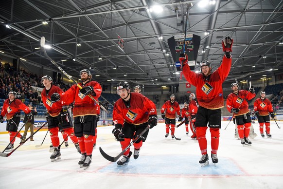 Eishockey MySports League Playoff Final - 21/22 - EHC Basel vs. Hockey Huttwil - 19-03-2022 Der EHC Basel bedankt sich bei den Zuschauern. /// Eishockey MySports League Playoff Final: EHC Basel vs. Ho ...