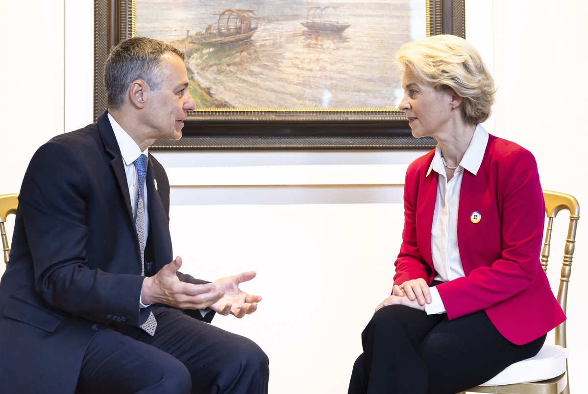epa10051248 A handout photo made available by Swiss federal Foreign ministry FDFA shows Swiss President and Minister of Foreign Affairs Ignazio Cassis (L) and President of the European Commission Ursu ...