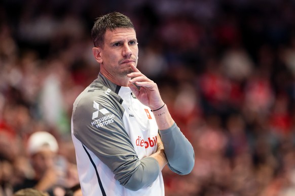 Trainer Andy Schmid (CHE) beobachtet das Handball Testspiel zwischen der Schweiz (CHE) und Kroatien (HRV) in der Pilatus Arena am Samstag, 1. November 2025 in Kriens. (KEYSTONE/Philipp Schmidli)