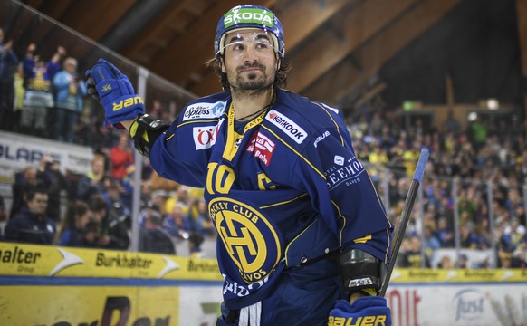 Andres Ambuehl von Davos bei seinem 1001 Spiel, beim Eishockey-Qualifikationsspiel der National League A zwischen dem HC Davos und dem EHC Biel, am Freitag, 18. Oktober 2019, im Eisstadion in Davos. ( ...