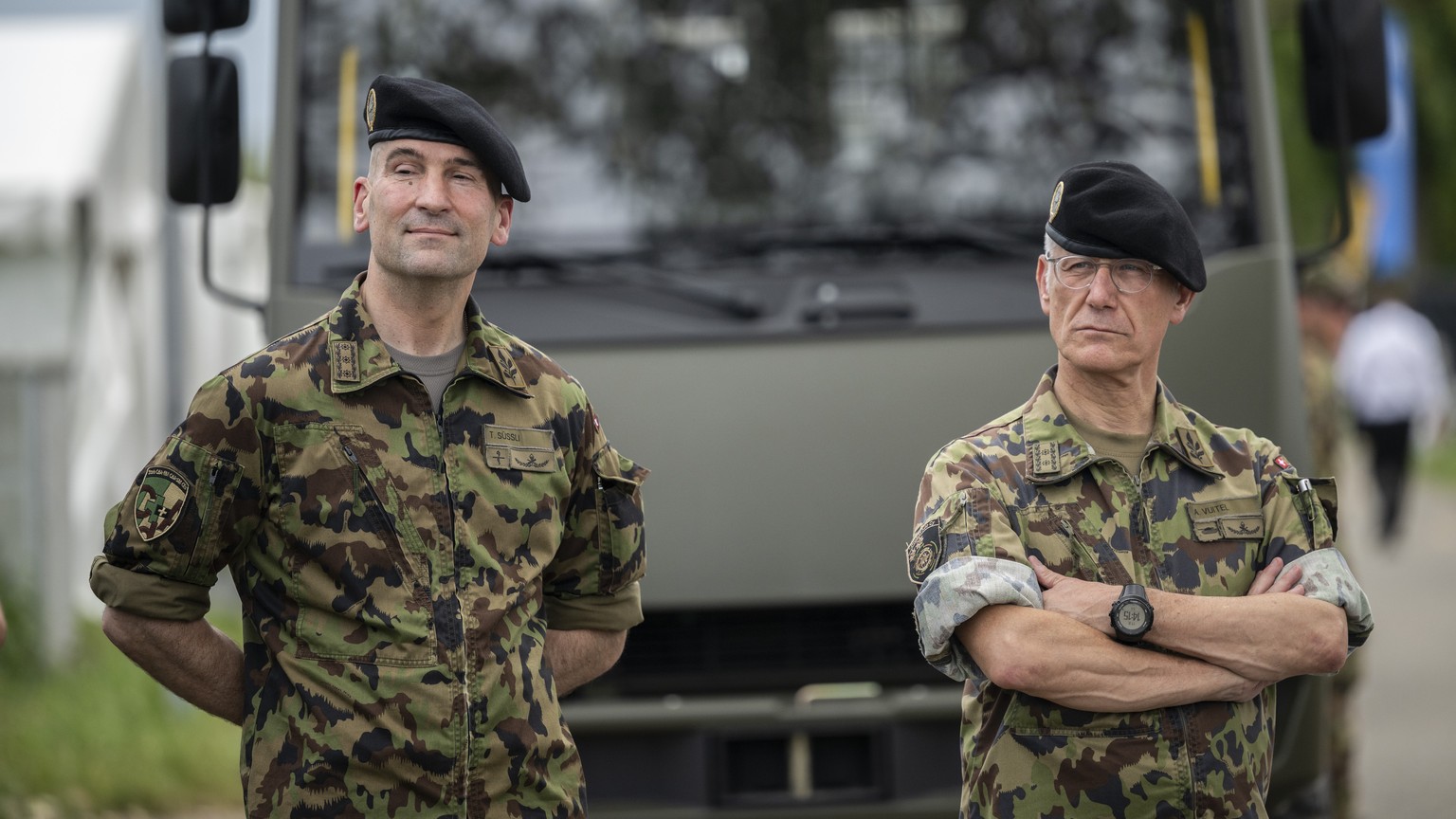 Thomas Suessli, Chef der Armee, links, informiert neben Alain Vuitel, Projektleiter Kommando Cyber, an einer Medienkonferenz ueber einen Bericht ueber die Staerkung der Verteidigungsfaehigkeit der Sch ...