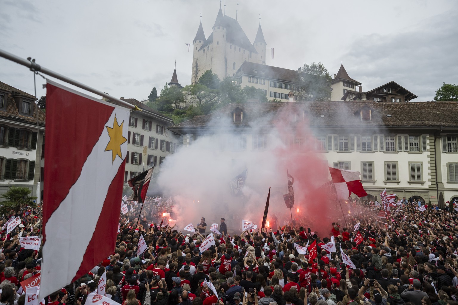 FC Thun Fans feiern den soeben gesichterten Meistertitel, am Sonntag, 3. Mai 2026 auf dem Rathausplatz in Thun, im Hintergrund das Schloss Thun, links die Fahne der Stadt Thun. Da der FC St. Gallen ve ...
