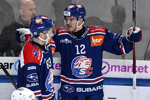 Der Zuercher Yannick Zehnder, rechts, jubelt nach seinem Tor zum 2-1beim Eishockeyspiel der National League ZSC Lions gegen die SCL Tigers in der Swiss Life Arena in Zuerich am Sonntag, 23. Februar 20 ...