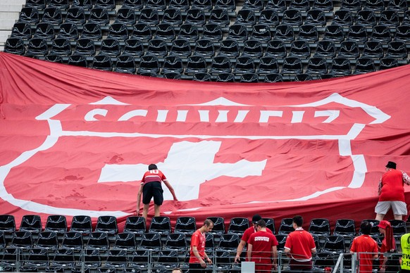 UEFA EURO, EM, Europameisterschaft,Fussball 2024: Schweiz - Deutschland 23.06.2024 Die Schweizer Fans bereiten Choreografie vor UEFA EURO 2024: Schweiz - Deutschland Frankfurt Arena, Frankfurt am 23.0 ...