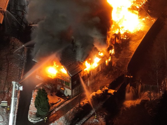 Ein Grossbrand hat in Neu St. Johann SG am 8. Dezember 2023 ein Sägereigebäude und ein angebautes Wohnhaus zerstört.