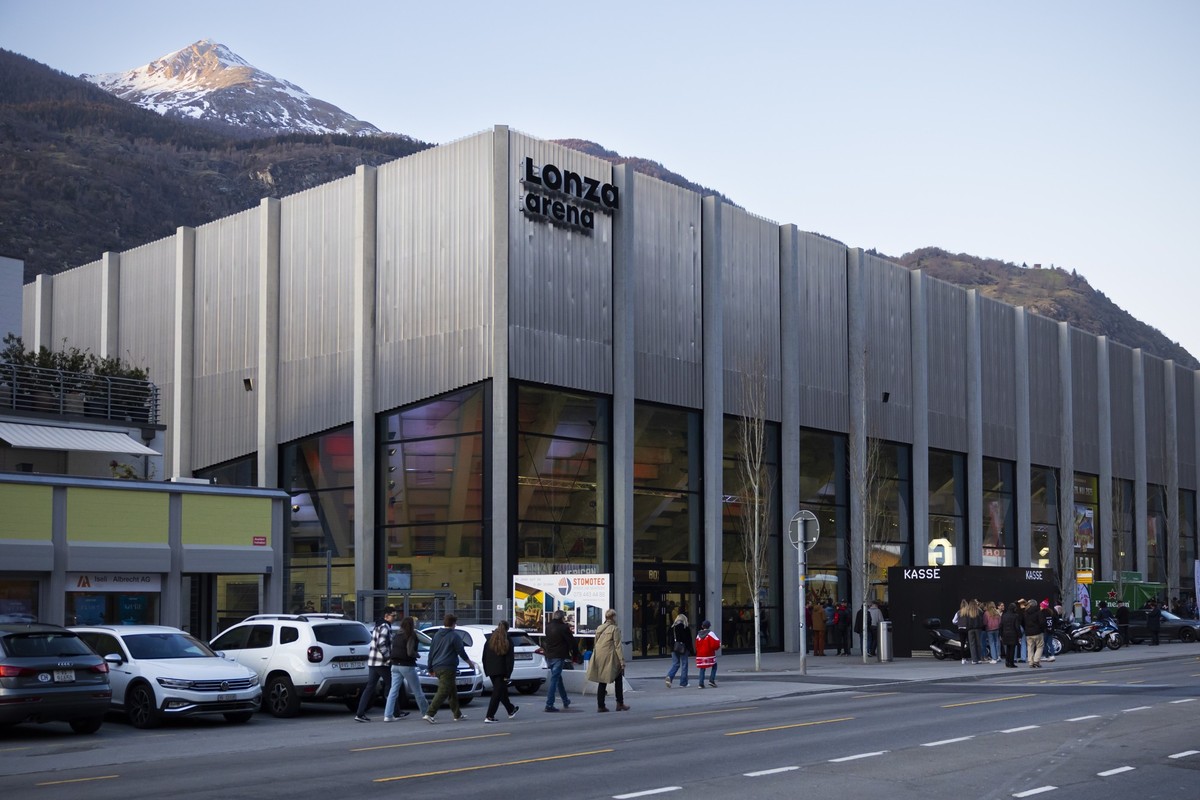 Fans stehen vor der Lonza Arena, vor dem zweiten Spiel der League Qualification der Eishockey National League zwischen dem EHC Visp und HC Ajoie, am Donnerstag, 3. April 2025 in der Lonza Arena in Vis ...