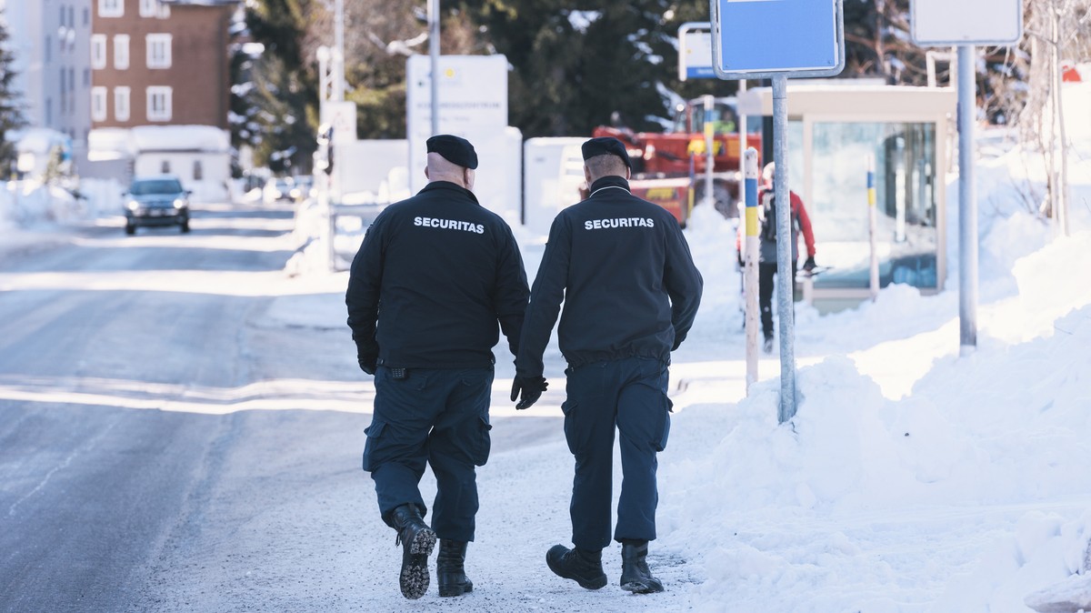 ZU DEN VORBEREITUNGEN AUF DAS WORLD ECONOMIC FORUM, STELLEN WIR IHNEN HEUTE, DIENSTAG, 16. JANUAR 2018, FOLGENDES NEUES BILDMATERIAL ZUR VERFUEGUNG --- "Securitas" security personnel patrol  ...