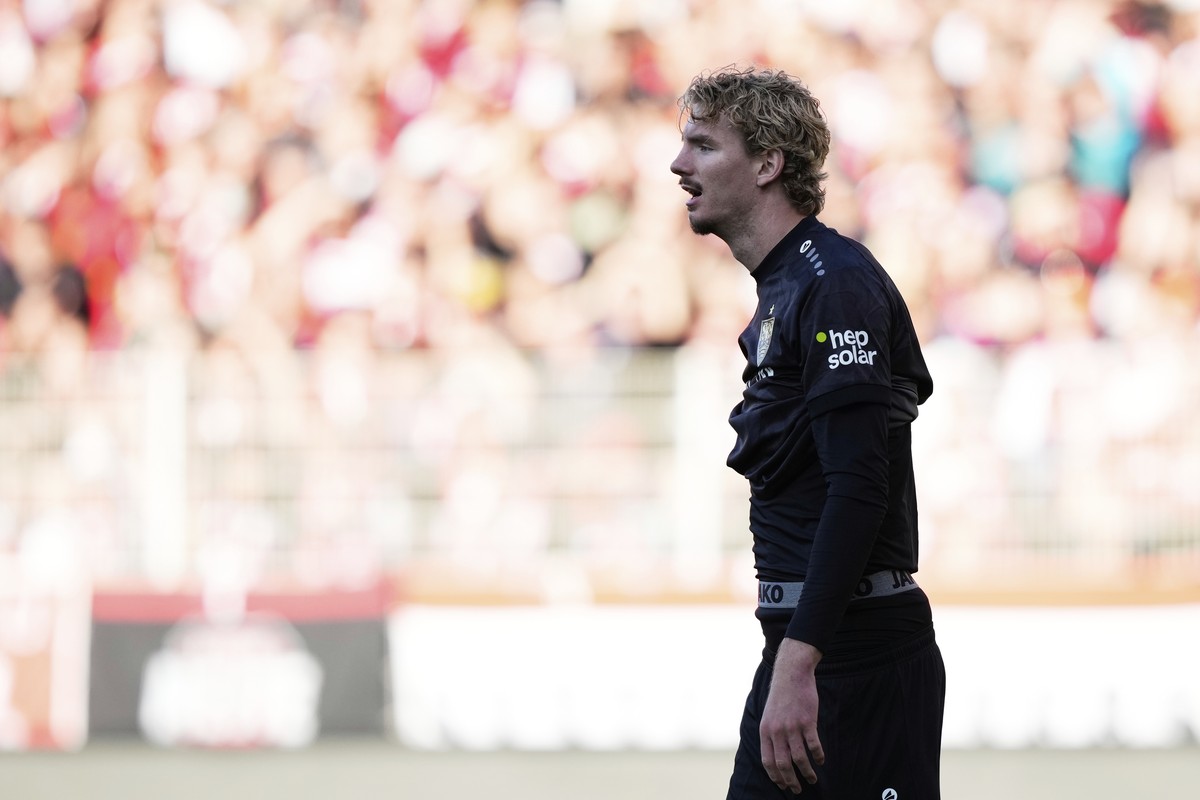 Stuttgart's Nick Woltemade leaves the field at the end of the German Bundesliga soccer match between FC Union Berlin and VfB Stuttgart, at the An der Alten Forsterei stadium in Berlin, Germany, S ...