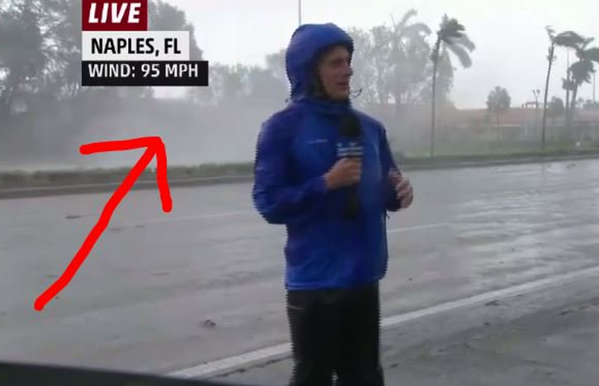 Hinter ihm tobt ein Mini-Tornado: Meteorologe Mike Bettes versucht sich bei Hurrikan-Winden auf den Beinen zu halten.