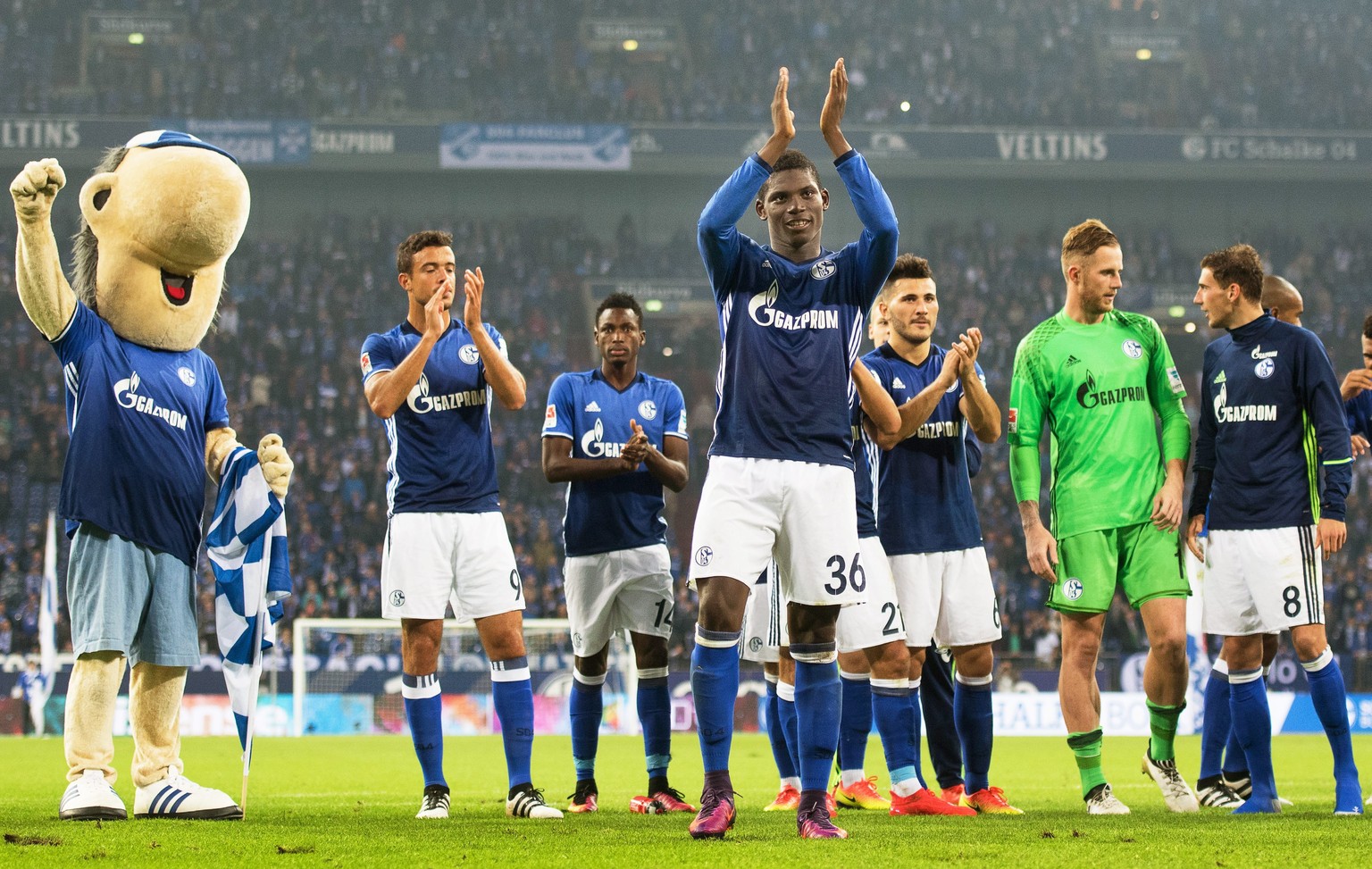 epa05567140 Schalke&#039;s Breel Embolo (C) applauds fans after the German Bundesliga soccer match between FC Schalke 04 and Borussia Moenchengladbach in Gelsenkirchen, Germany, 02 October 2016. Schal ...