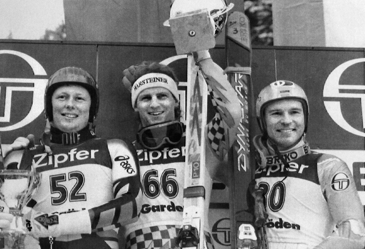 Der Liechtensteiner Markus Foser, Mitte, gewinnt mit der hohen Startnummer 66 das Abfahrtsrennen von Val Gardena, vor dem zweitplatzierten Oesterreicher Werner Franz, links, und dem fuer Luxemburg sta ...