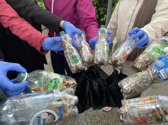 In einer 1,5-Liter-PET-Flasche hat es Platz für rund 700 Zigarettenstummel.