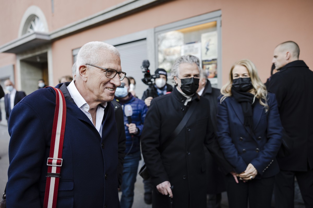Der ehemalige Raiffeisenchef Pierin Vincenz, links, und Beat Stocker, rechts, erscheinen nach einem Unterbruch zum Raiffeisen-Prozess des Zuercher Bezirksgerichts vor dem Volkshaus, am Dienstag, 25. J ...