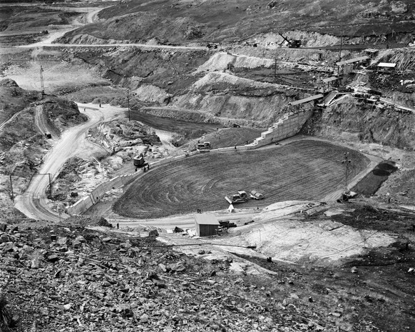 Bauarbeiten an der Staumauer des Marmorera-Stausees am Julierpass im Kanton Graubuenden, aufgenommen im Mai 1952. (KEYSTONE/Photopress-Archiv/Jules Vogt)