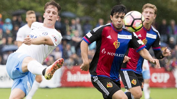 Der Basler Blas Miguel Riveros, rechts, kaempft gegen den Zuger Ruben Burkard, links, beim Fussball 1/16-Final Cup Spiel zwischen dem FC Zug und dem FC Basel, am Sonntag, 18. September 2016, in Zug. ( ...