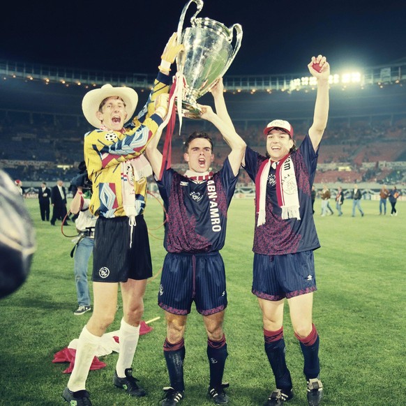 VIENNA, 24-05-1995 Ernst Happelstadium, Champions League Final season 1994 / 1995. Ajax - AC Milan 1-0. Marc Overmars, Edwin van der Sar and Jari Litmanen lifting the cup Ajax - AC Milan 1995 PUBLICAT ...