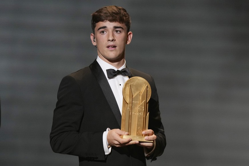 Barcelona&#039;s Gavi holds the trophy after winning the Kopa Award during the 66th Ballon d&#039;Or ceremony at Theatre du Chatelet in Paris, France, Monday, Oct. 17, 2022. The Kopa Award is given to ...